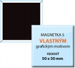 Ak hľadáte magnetku, ktorá je rozmerovo menšia, ponúkame vám na našich stránkach vyhotovenie v rozmeroch 50  x 50 mm. Takýto výrobok je vhodný na oslovenie rôznych vekových kategórií. Samozrejme, najviac sa mu tešia deti. Naše magnetky nevyrábame z kovu, ale zo špeciálneho tvrdeného papiera a spodnú stranu tvorí špeciálna fólia. Na vrchnú stranu si môžete nechať vyobraziť čokoľvek. Či už je to fotografia vašej firmy, logo, názov alebo akékoľvek iné vyobrazenie. Sme schopní vám po zaslaní návrhu spolu s objednávkou vyrobiť produkt kvalitne a rýchlo. V prípade otázok nás kontaktujte na našich stránkach a radi vám poradíme.